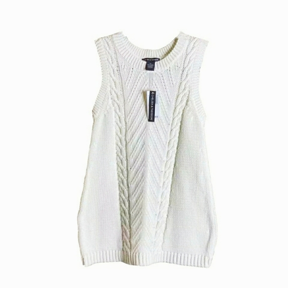 Chelsea & Theodore Sweaters - NWT  Chelsea & Theodore White Slvless Knit Pullovr